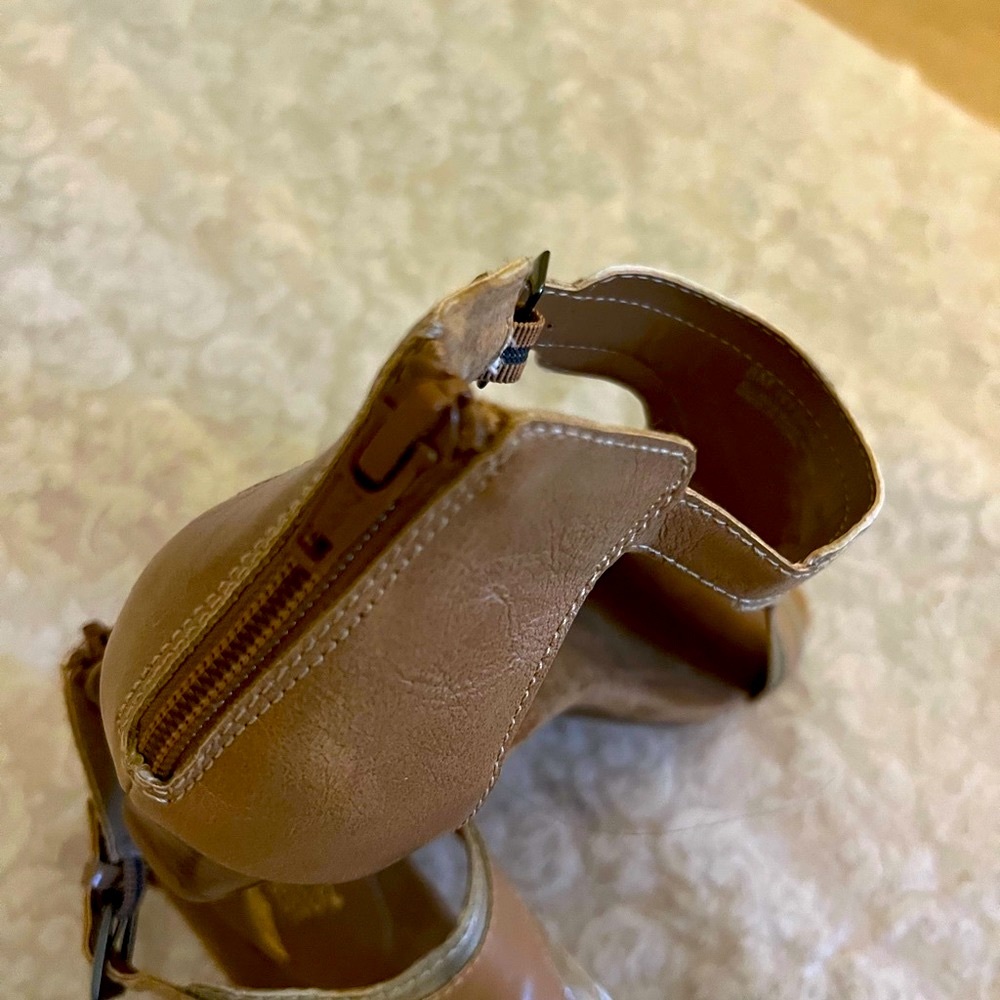 ✅🆕 Aerosoles heel test tan with gold trim sandel/ shoes - Picture 7 of 12